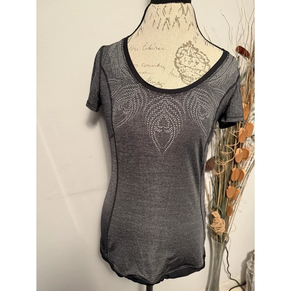 Lululemon short-sleeved running Reversible‎ shirt Grey/Neckline unique pattern 8